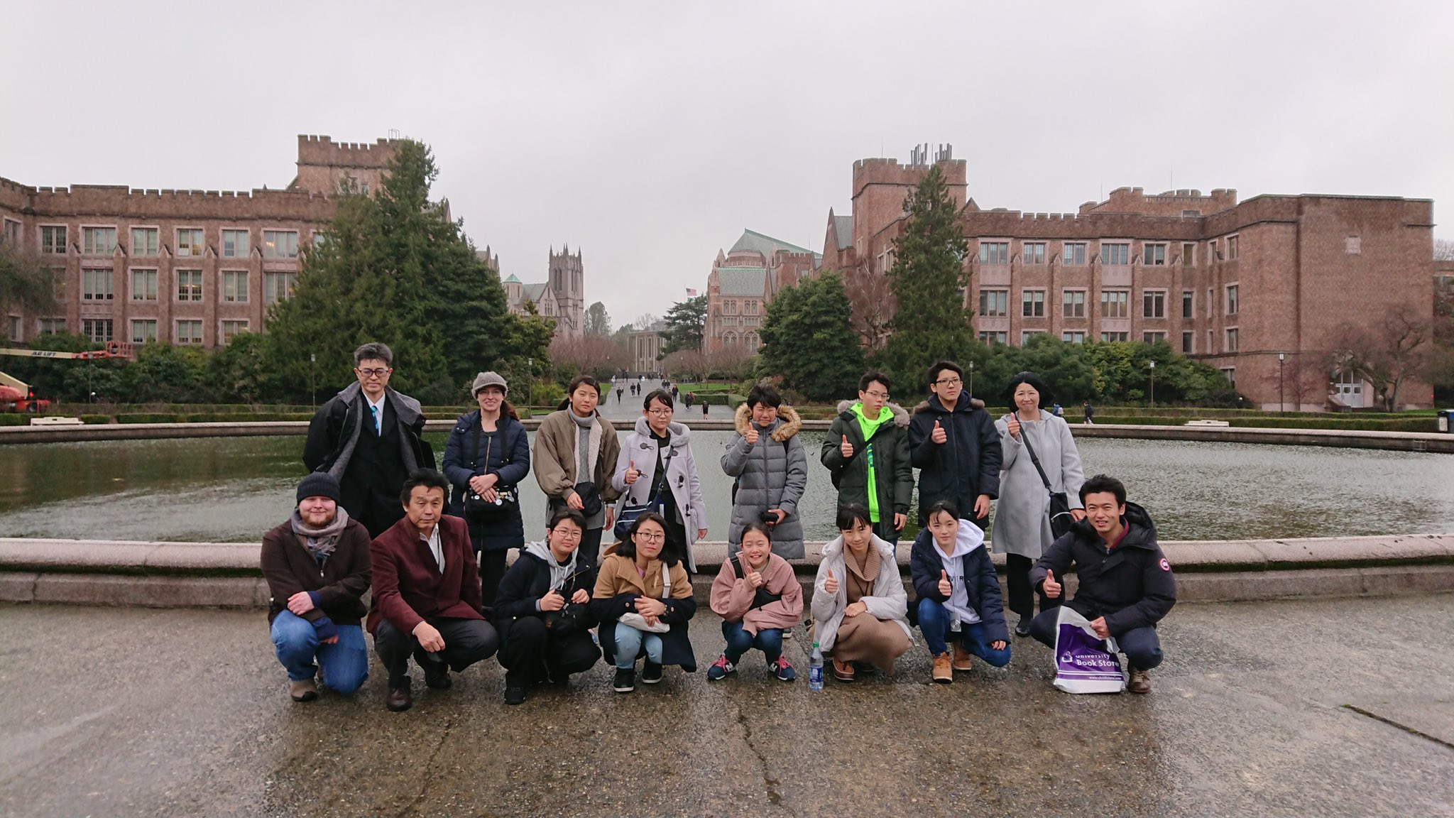 むつ市長公式ツイッター ワシントン大学 米国西海岸 の名門 むつ市でaltの経験のあるコリン先生の案内で視察 カフェで昼食を購入したり図書館を見させてもらったり ジュニア大使の大冒険の始まりはアメリカの自由と知の拠点から シアトル むつ市長