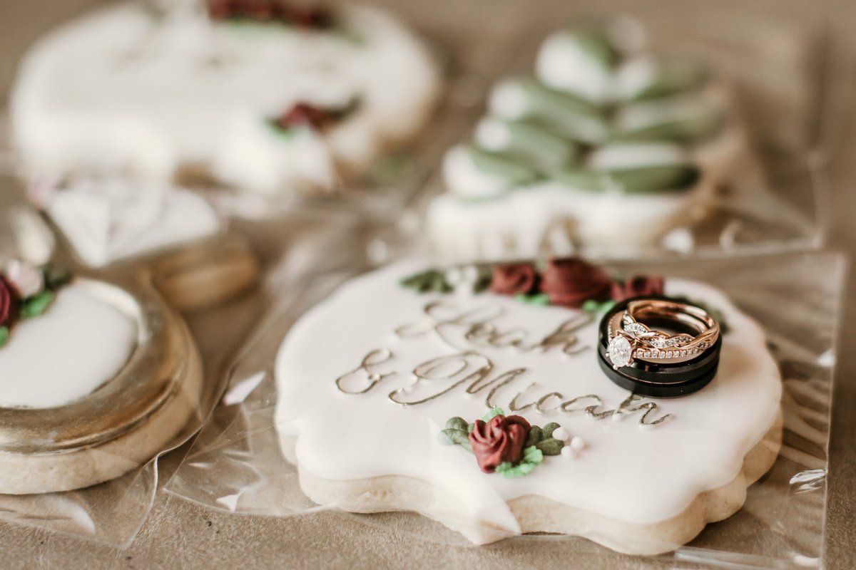 hellogreenfern's tweet image. Just sweetening your Monday with these beautiful bridal cookies🌿🍪💍