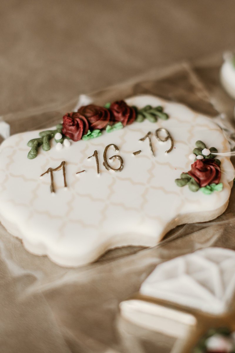 hellogreenfern's tweet image. Just sweetening your Monday with these beautiful bridal cookies🌿🍪💍