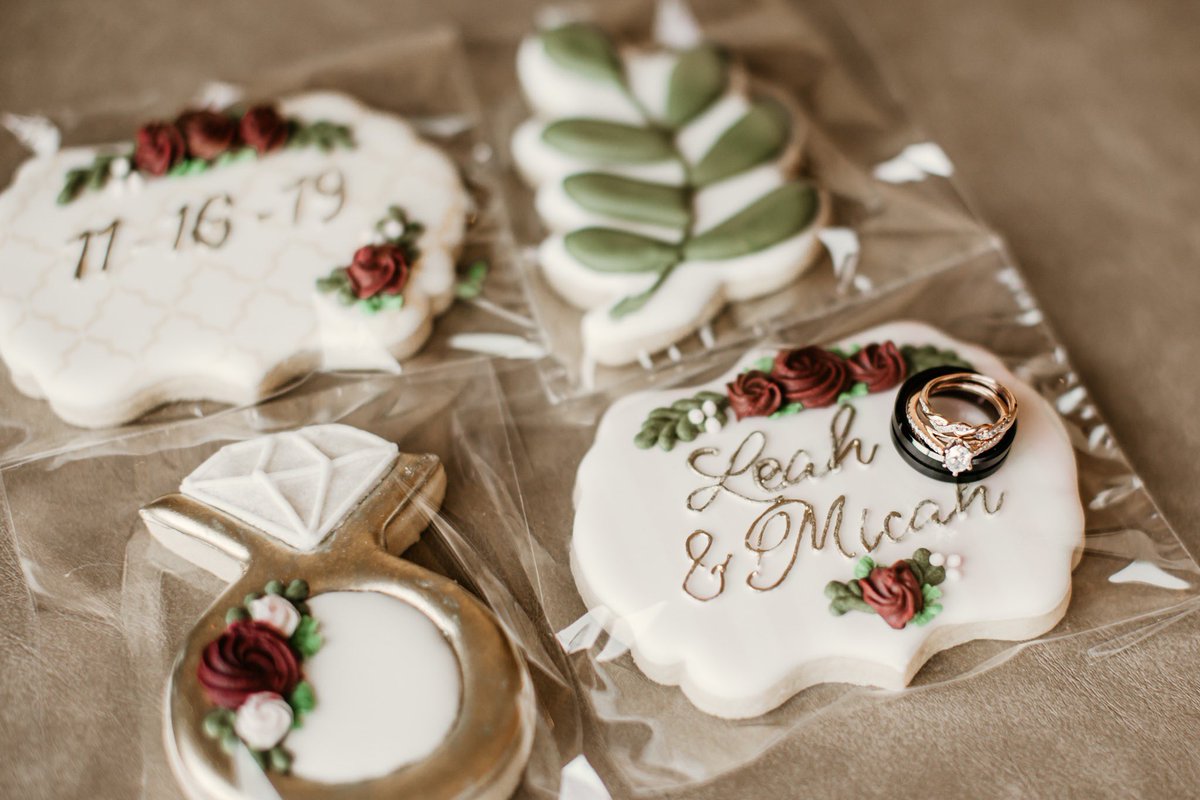hellogreenfern's tweet image. Just sweetening your Monday with these beautiful bridal cookies🌿🍪💍