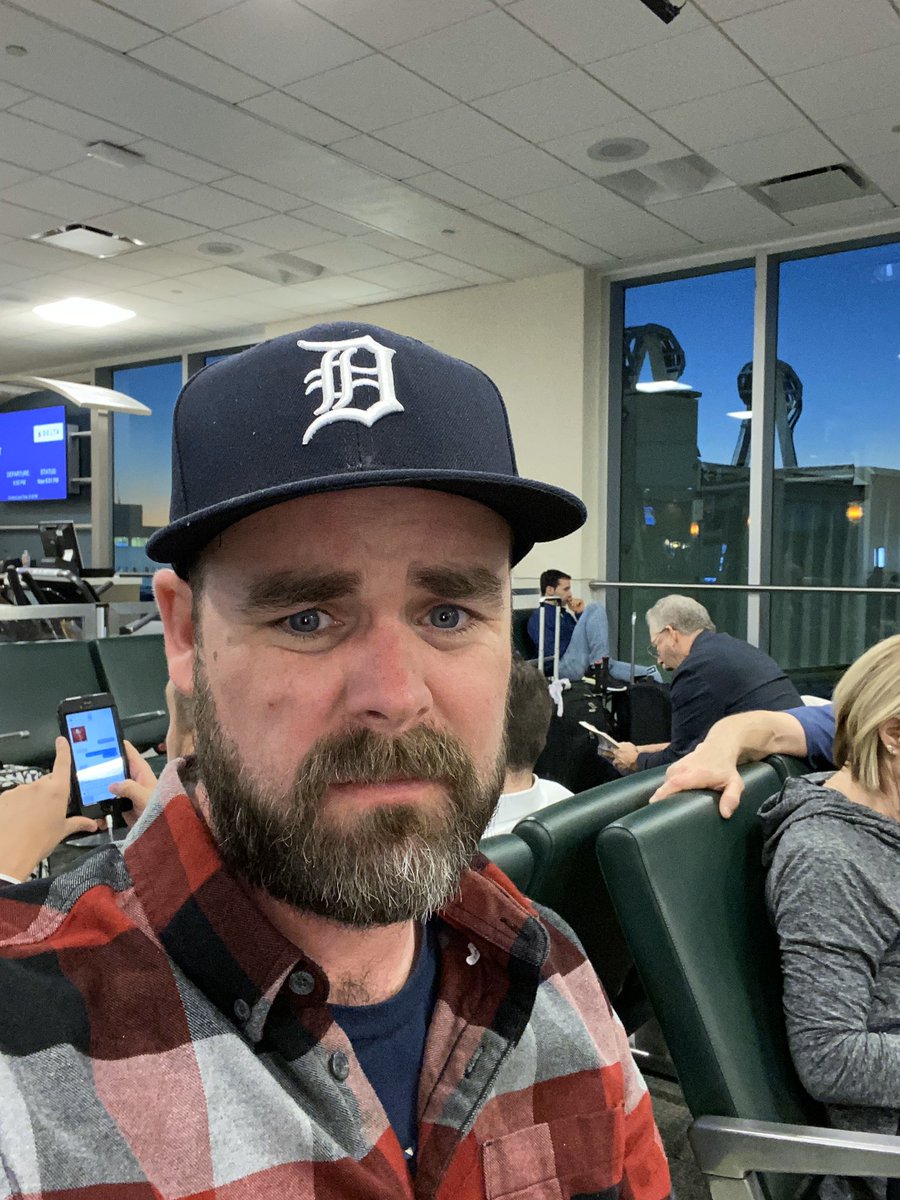 ImaginedOregon8's tweet photo. Waiting for flights is like my tenth favorite thing. Can you guess the other nine? #frequentflyer #DeltaAirlines #Delta #travelblogger #traviling #twitch #xboxmemes #controllergang https://t.co/qQWY3tZuUl