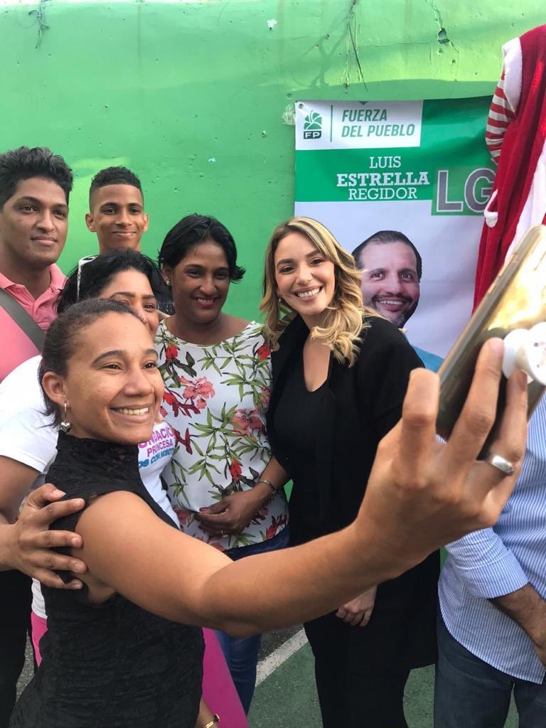 johnnyalcaldeDN's tweet photo. Cientos de niños abarrotaron el Club Enriquillo del Sector San Carlos donde se realizó el encuentro con motivo del Día de Reyes. #DNParaTodos #DNSeguro #DNViable #DNVerde #DNInteligente https://t.co/6IZNePtiDl