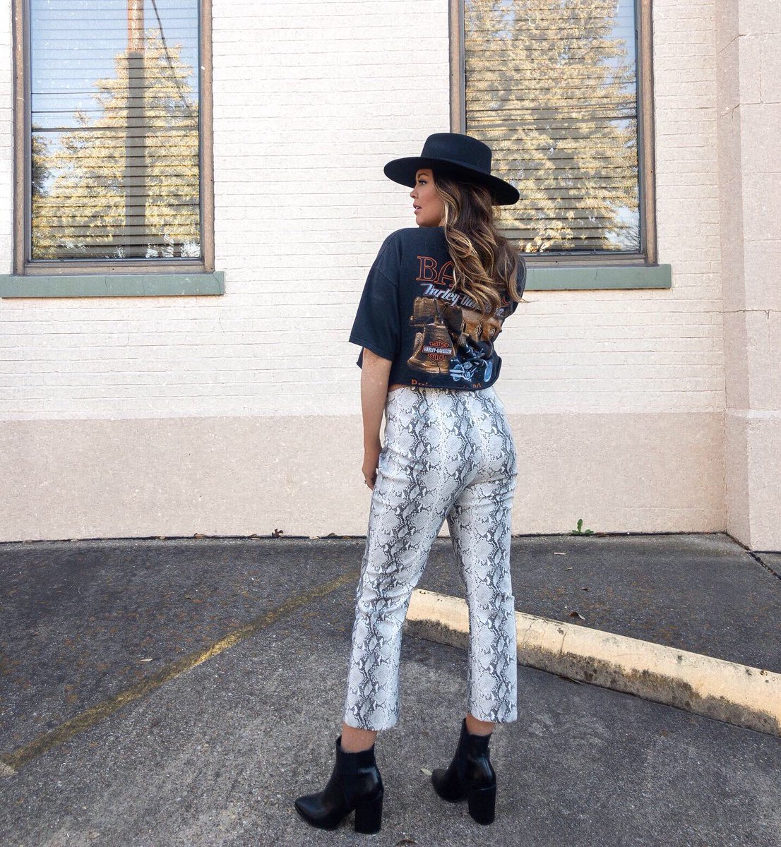 VICTORIA 🖤 LACE tweet media