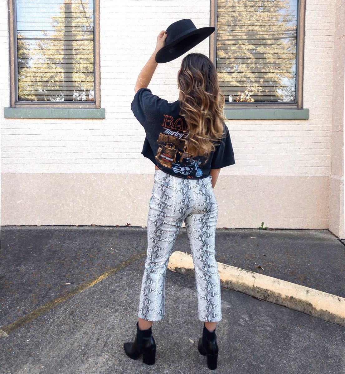 VICTORIA 🖤 LACE tweet media