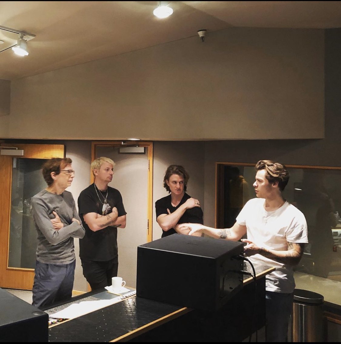 UpdatesHarrySFR's tweet photo. #PICTURES || Harry quand il préparait son album. https://t.co/YZmJ2sNpVc
