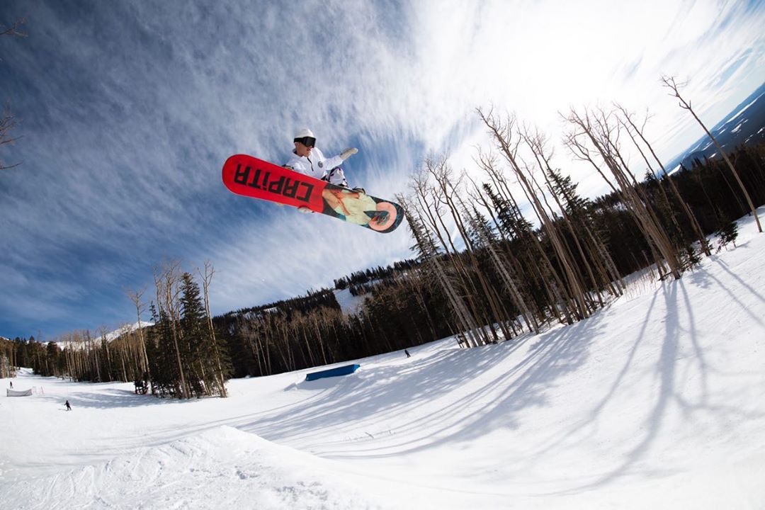 AZSnowbowl's tweet photo. Sunny days + park laps = 👌

📸: 1.5.20 @mattthemoonman
🏂: @markkrivyak https://t.co/9jFrxcBpNQ