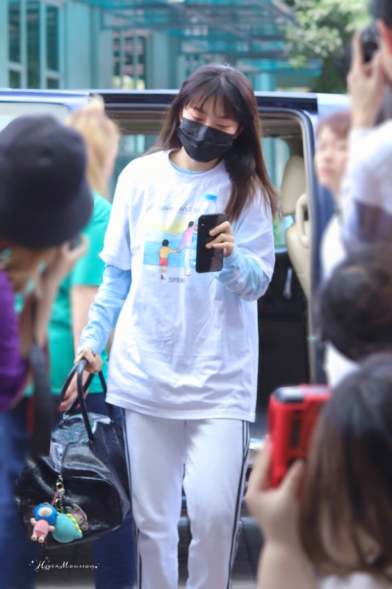 babymonster_py's tweet photo. 📸| 06/1/20
📌Wang Siyu llegando a sus ensayos diarios🌸🌺
#YouthWithYou #QCYN2 #YG
#ygtrainee #ygnewgirlgroup #ygngg #RubyGirlZ #IdolProducer3 #YouthWithYou2020 #WeiChen #vicky #魏辰 https://t.co/BDneHwaf9o