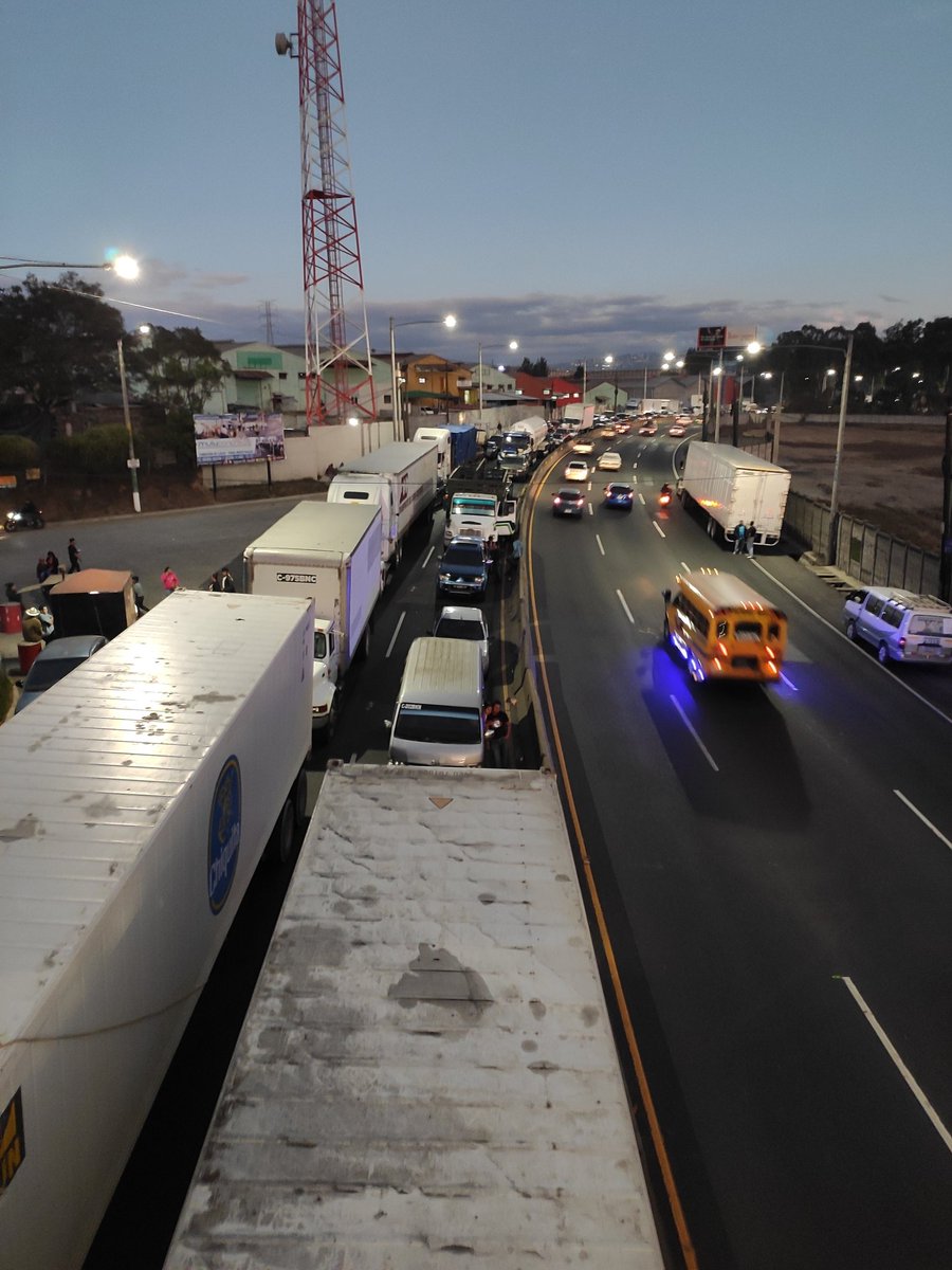 Hey_tefy's tweet photo. Aún totalmente parado a las 6:10, Km 22 @SantosDalia  #TraficoGT #Lunes https://t.co/anZgx565Bn