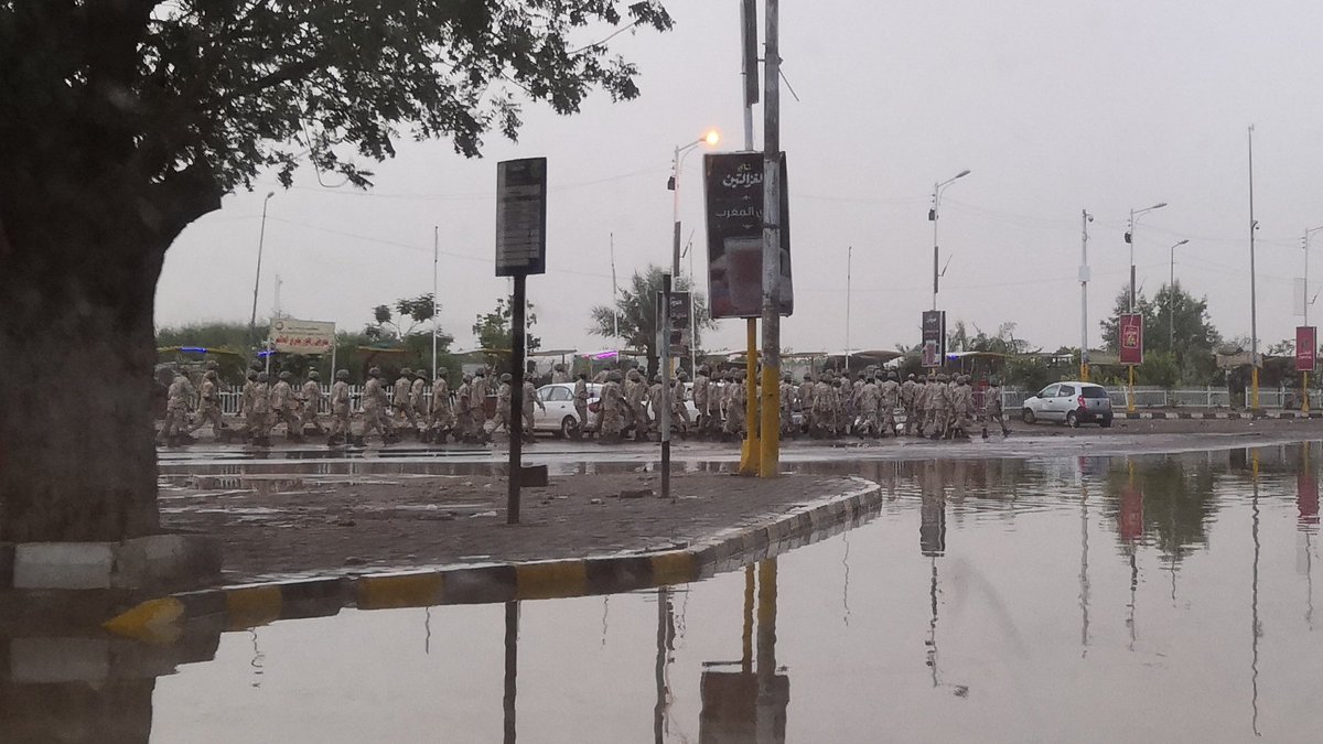 أنا ما حضرت فض الاعتصام
لأنه القوات قابلتني و أنا داخل على كبري النيل الأزرق.
كنت الشخص الوحيد الما...