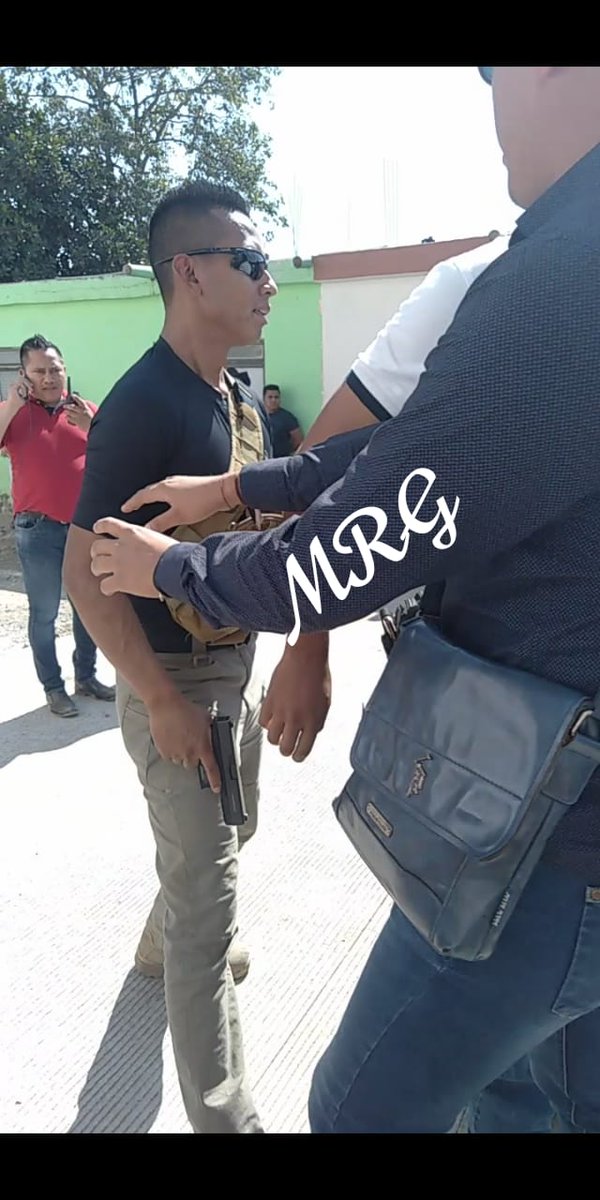 VerAccion's tweet photo. #NoticiasEnAcción: Denunciamos que en el mitin de @lopezobrador_ en #Anenecuilco #Morelos, un integrante del equipo de seguridad, vestido de civil, sacó un arma de fuego para amedrentar a compañeras y compañeros que buscaban diálogo con AMLO para entregar un documento. https://t.co/1QATinObUQ