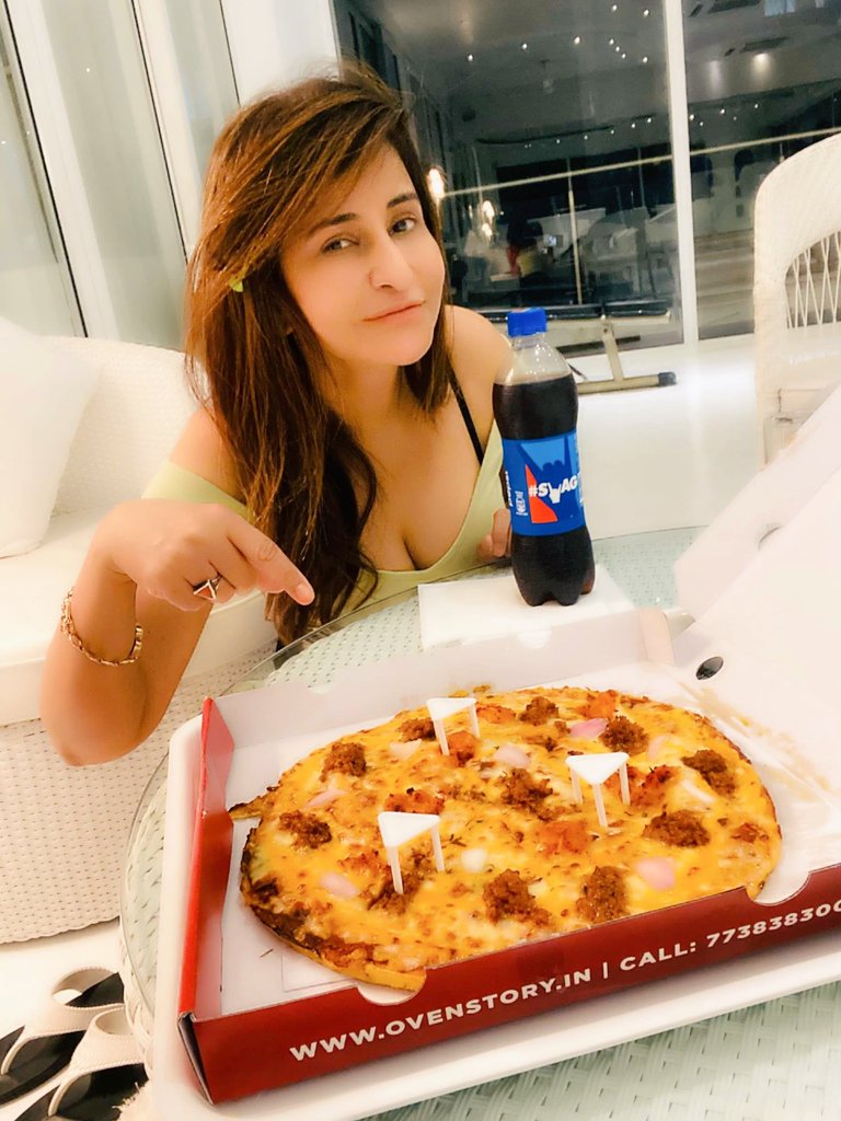 Saru_Maini's tweet photo. Was a busy last night/work night...🤗 love doing video edits...☺ #workingdinner #dedication #lovework #pizza #junkfood https://t.co/ypXZl5xCUI