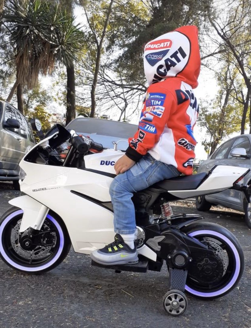 ValJuBu's tweet photo. Jrcito #ReyesMagos2020 #felizdiadereyes #BbJr #babymotorcycle #babyfashion #ducati @ducativipclub https://t.co/4fo7sp6TKS