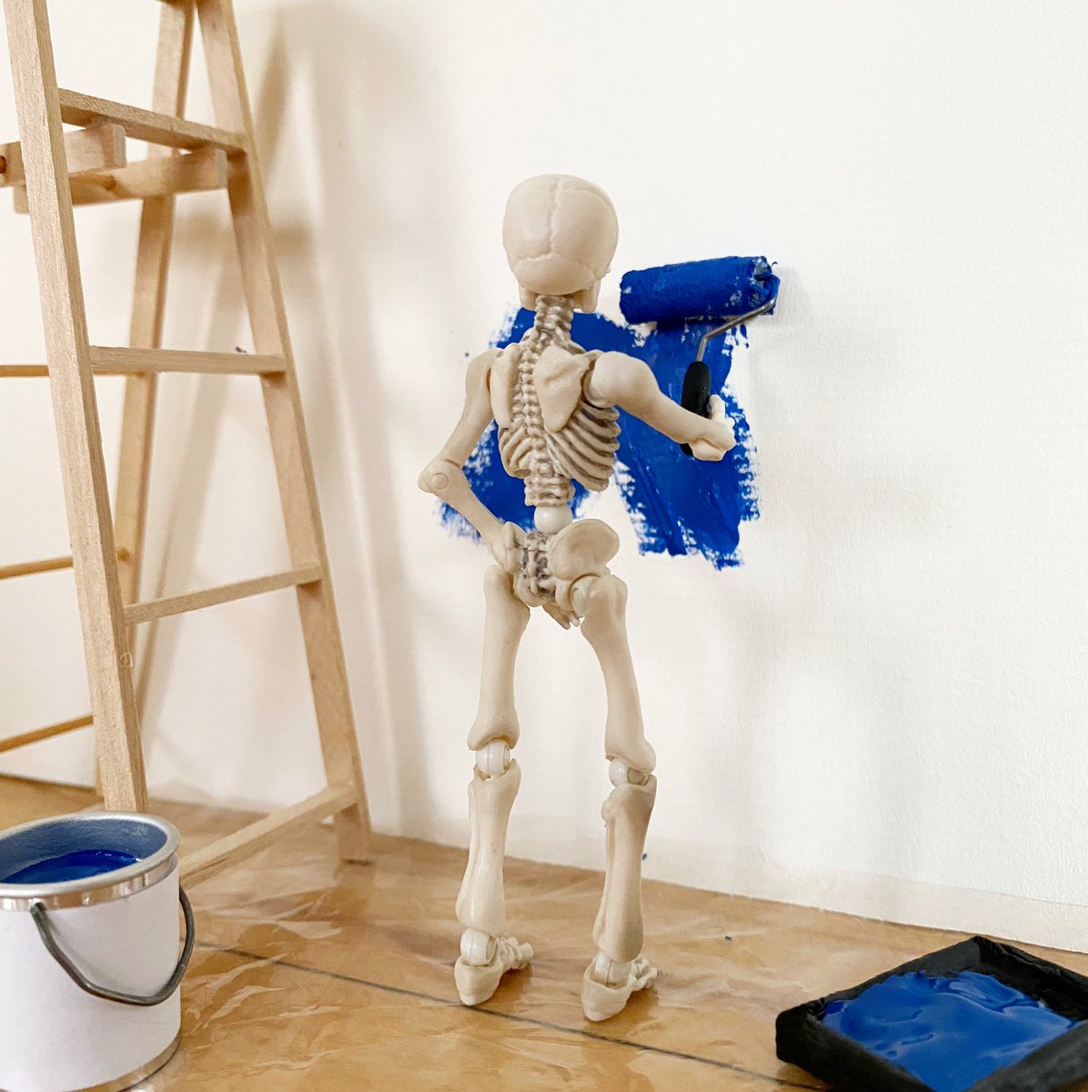 SkellyNyc's tweet photo. 💀🟦 .
#poseskeleton #miniature #paintroller #paintcan #pantonecoloroftheyear #blue #painting #polymerclay #toyskeleton #ポーズスケルトン #skelly_nyc #ig_toys #118scale #mini #dollhousestyle #tinystyle https://t.co/Bvd6fXiuxL