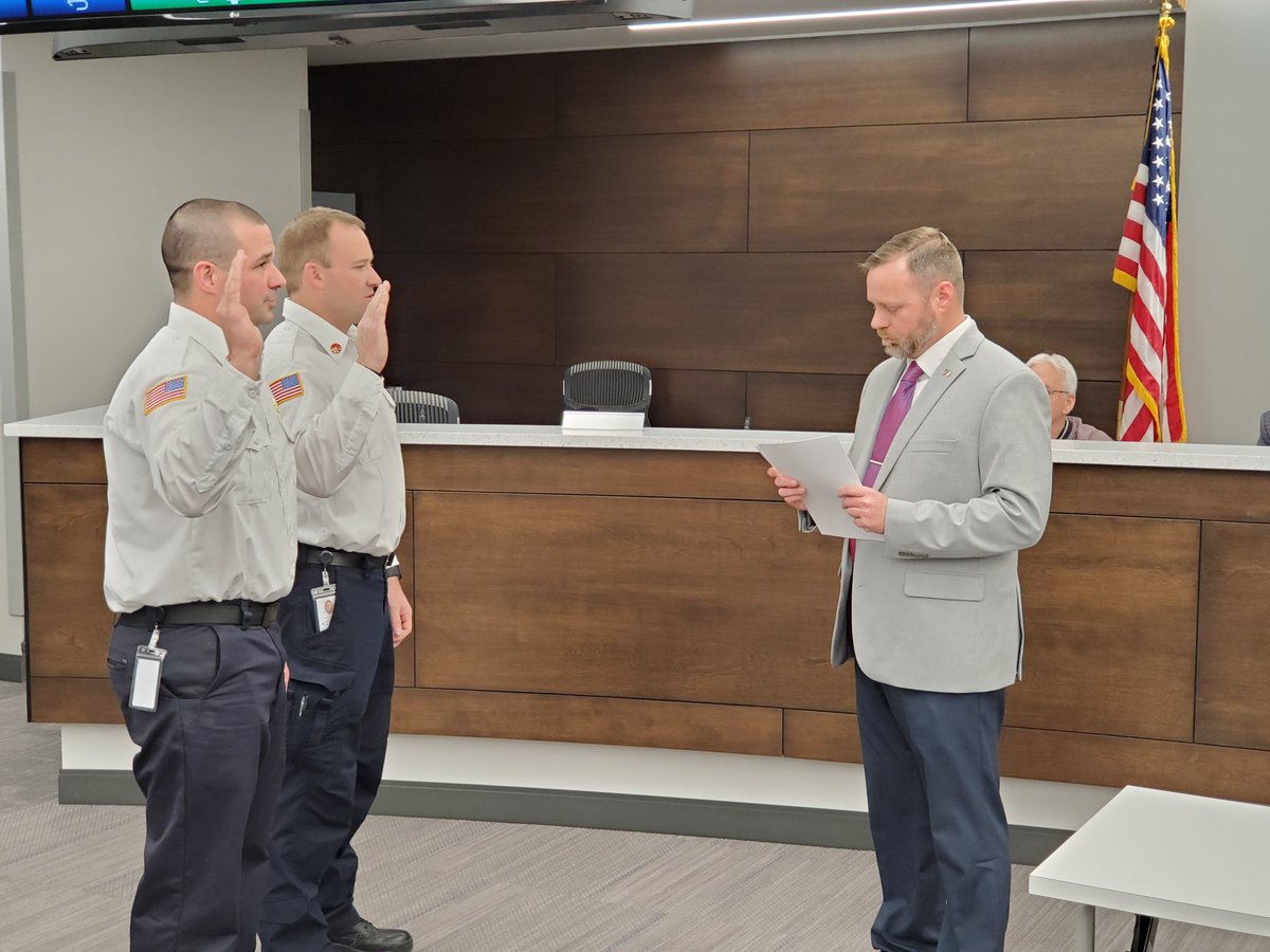 AltoonaPD_Iowa's tweet photo. @CityofAltoonaIA Mayor ProTem Jeremy Boka had some swearing in to do. Congrats to Council Lady @eburnsthompson @JaredOgbourne AFD Deputy Chiefs &amp; APD Sgts  @abernatr @Lybarger271 @APDsmith280! @apdstallman @LtWilson252 #service #community #altoonaia #altoonapd @deanroconnor https://t.co/qLcf1vnnBk
