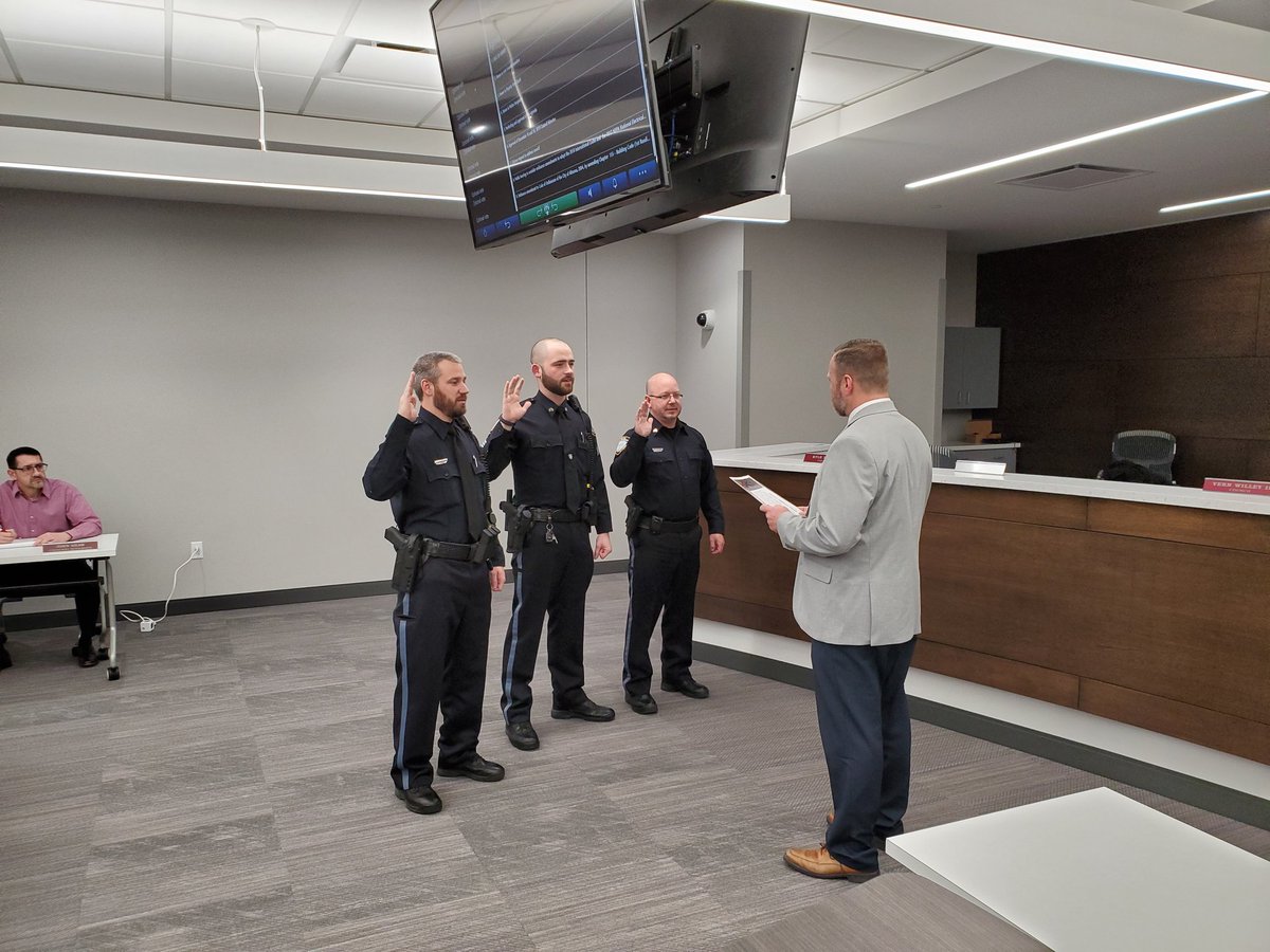 AltoonaPD_Iowa's tweet photo. @CityofAltoonaIA Mayor ProTem Jeremy Boka had some swearing in to do. Congrats to Council Lady @eburnsthompson @JaredOgbourne AFD Deputy Chiefs &amp; APD Sgts  @abernatr @Lybarger271 @APDsmith280! @apdstallman @LtWilson252 #service #community #altoonaia #altoonapd @deanroconnor https://t.co/qLcf1vnnBk