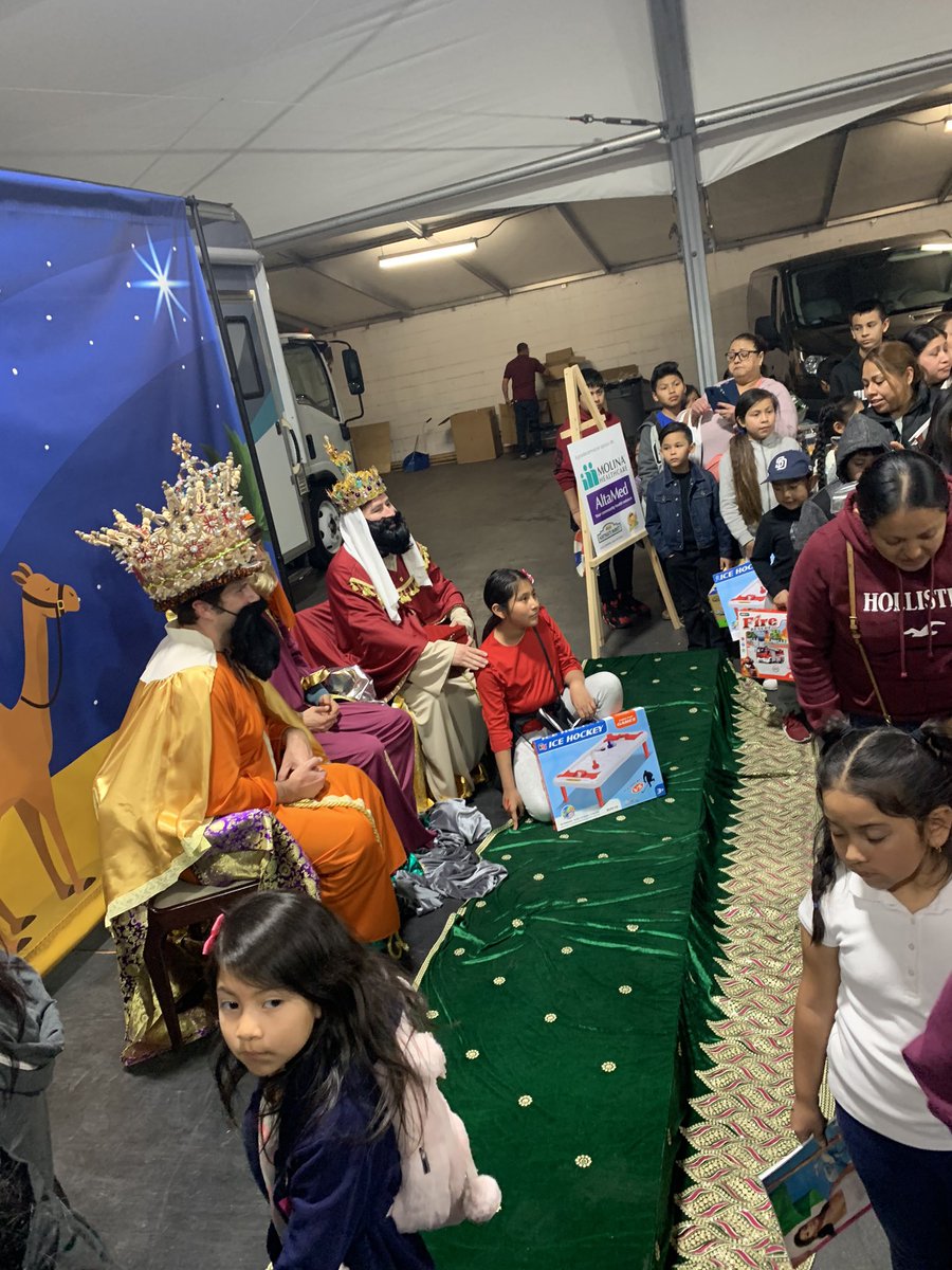 VOELosAngeles's tweet photo. Cientos de personas celebran la llegada de los #ReyesMagos a @ConsulMexLan ¡bienvenidos y gracias por ayudar a mantener vivas las tradiciones mexicanas!! @XBorderAmb @IME_SRE #AltaMed #MolinaHealthCare https://t.co/zpIGrs0qcN