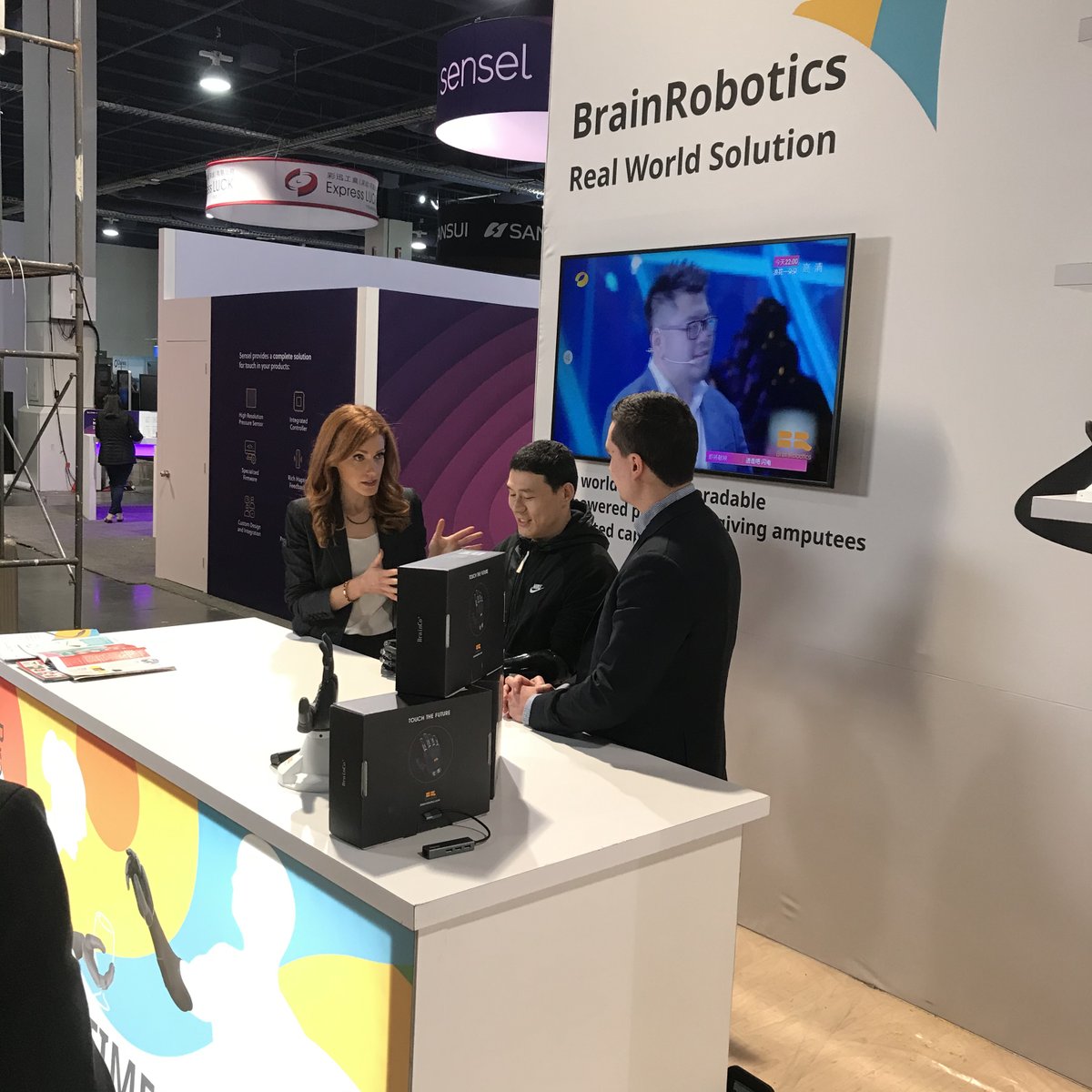 BrainCo_Tech's tweet image. Happy to have CNBC at our booth! Hope to see YOU too. #CES2020 Booth #21231 @lvcc