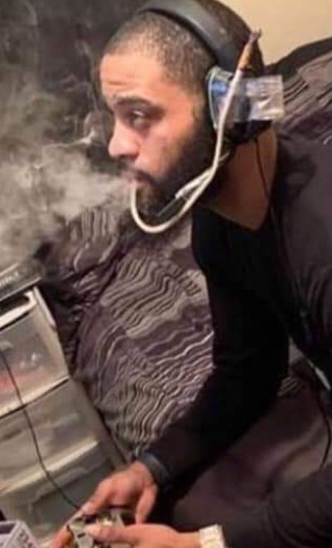 TheTitanofX's tweet photo. We hyped bout 2020 and this mf living in 2035 🤯 https://t.co/a5A005zitU