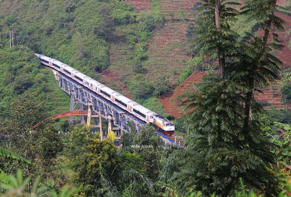 “Pendidikan mempunyai akar yang pahit, tapi buahnya manis.” 

- Aristoteles -

Selamat pagi #SahabatKAI

#AyoNaikKereta #WonderfulIndonesia | 📸: Aldie Aiman