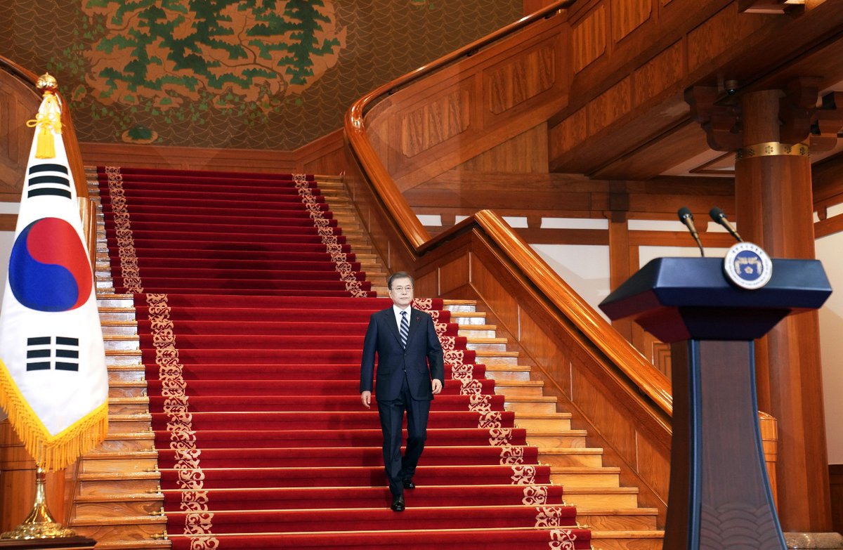 존경하는 국민 여러분, 이제 새로운 100년을 시작합니다.
‘확실한 변화’를 통한 ‘상생 도약’을 최우선 과제로 더 자주 국민들과 소통하겠습니다. 
‘혁신’과 ‘포용’, ‘공정’과 ‘평화’를 바탕으로 ‘함께 잘 사는 나라’, ‘평화와 번영의 한반도’에 한 걸음 더 가까이 가겠습니다.
www1.president.go.kr/articles/7940