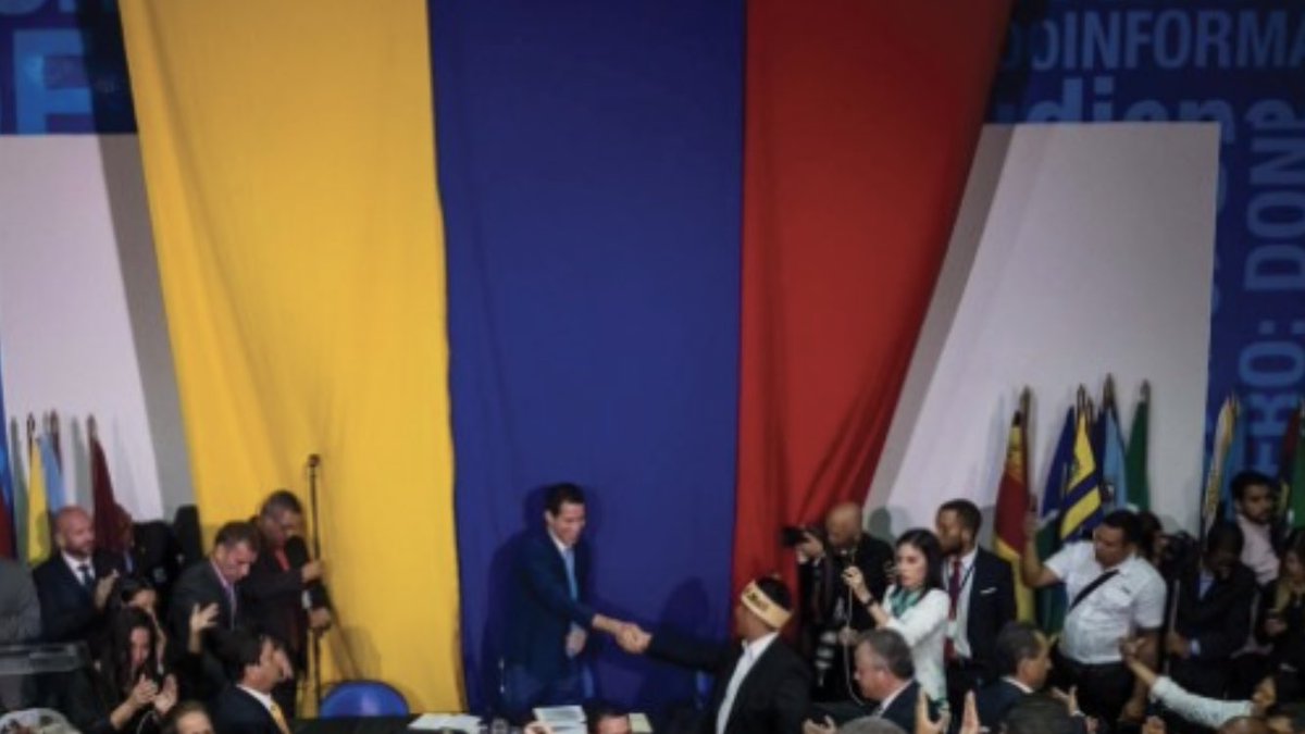 Guaido se juramento presidente de #colombia la bandera lo respalda,  #ivanduque molesto mando a los rastrojos por el
#TuSiEresGuaidiota 
#DeporteUnionYPaz