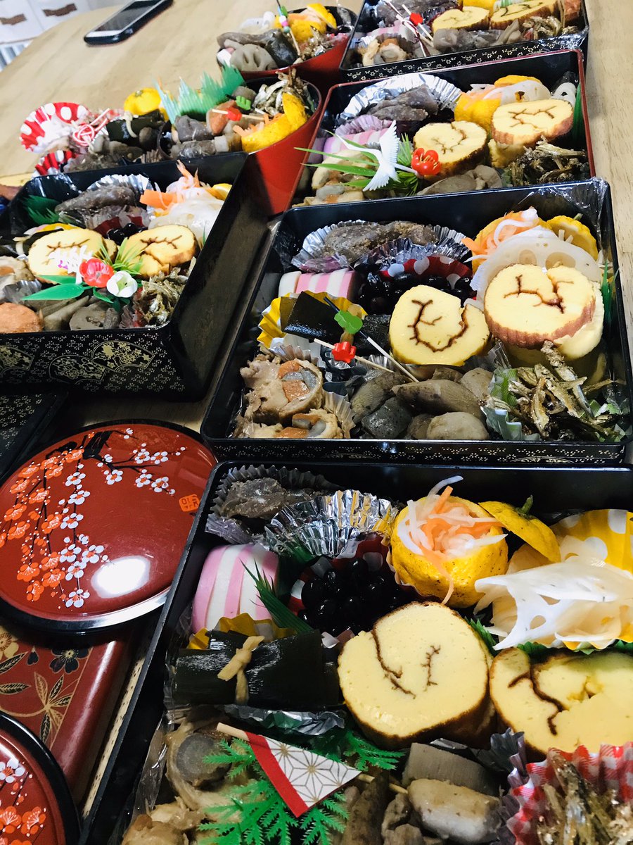 mylyn0127's tweet photo. 明けましておめでとう御座います🎍春季大祭では直会用にお節を作らせてもらい、皆様に喜んでもらえてよかった！！！今年も皆様にとって陽気な一年でありますように。 https://t.co/T39PYKEet3