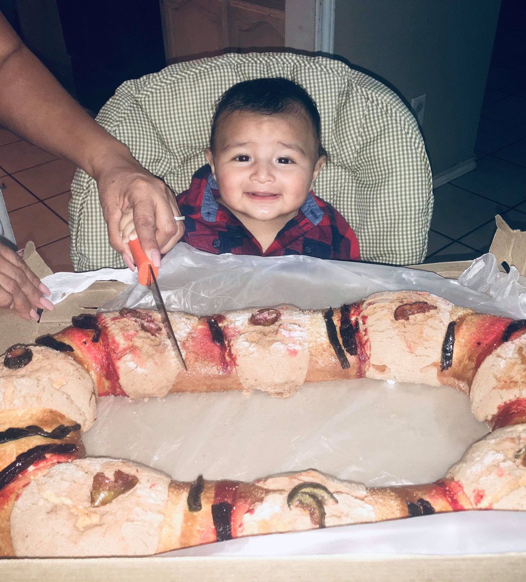 eliseofavit's tweet photo. Mijo con la rosca y le salió el mono!!! 

Que hermosa sonrisa 😍😍 https://t.co/8noofZJZRK