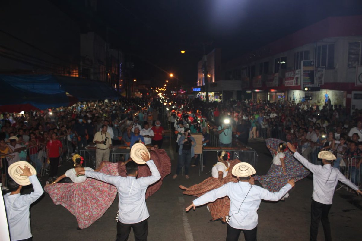 BCBRP's tweet photo. #Veraguas  personal #EXBURES, #SAMER, #DINASEPI, #Voluntarios participan como acción social de la Tradicional Rosca de Reyes que Ofrece Panadería Santa Librada a cientos de Veragüenses que disfrutan del acto y degustación de la rosca. @stgomashumana @ProtegeryServir https://t.co/GEeIopGiir