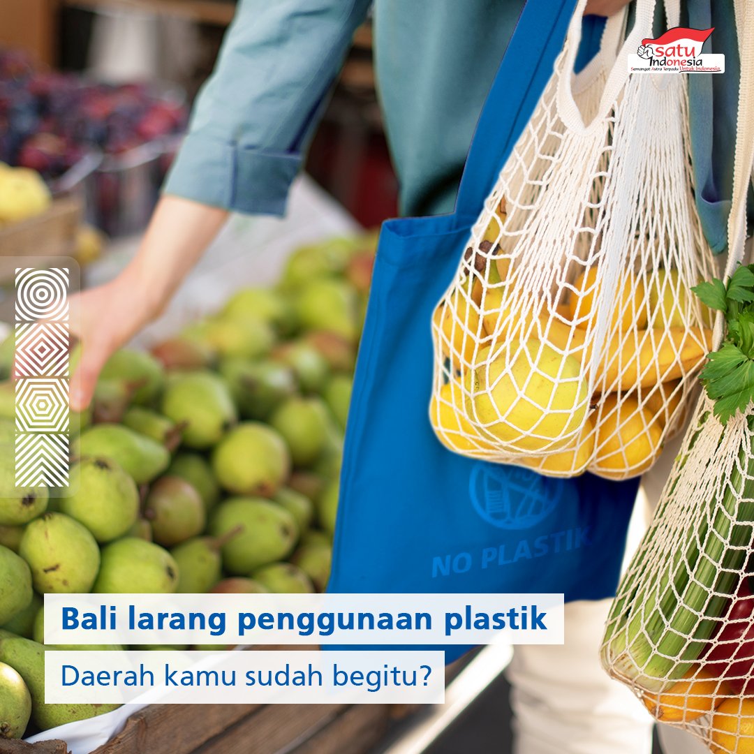 SATU_Indonesia's tweet photo. Pemerintah Bali melarang penggunaan plastik di tempat perbelanjaan &amp; reaksi warga positif.
Bahkan, Asosiasi Industri Olefin, Aromatik, &amp; Plastik Indonesia menyebut pengiriman produk plastik ke Bali sudah turun < 40%.

Keren ya!
Daerah kamu sudah begitu?
#KitaSATUIndonesia https://t.co/Zq7BtFIMod