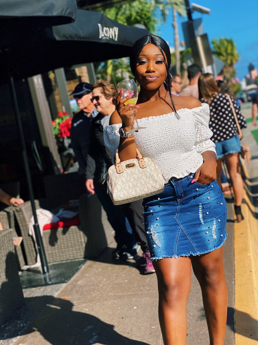 RBH7__'s tweet photo. Girls just wanna have sun🌞✨ #CKESZoomBrunch #CKESZoomWeekend https://t.co/XOSW5JysW6