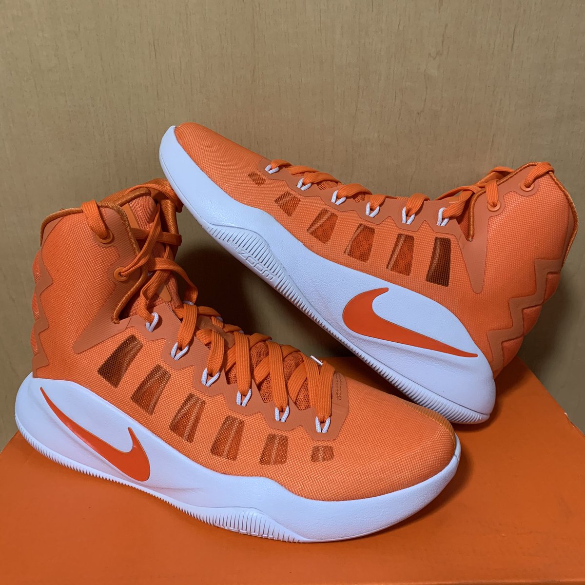 ASTERKICKS's tweet photo. 依頼物、届く🌟
開けてみたらただのTBではなくプロモーション用のサンプルっぽい😎
マイサイズだったらなぁ😭
#ナイキ #Nike #バッシュ #バスケ #basketball #Hyperdunk2016 #ハイパーダンク #ハイパーダンク2016 #Hyperdunk #TB #promo #promosample https://t.co/XZatqc2FMP