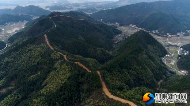 starmed63872269's tweet image. 科普：#Firebreaks
　　＃森林防火隔离带 为防止火灾扩大蔓延和方便灭火救援，在森林之间、森林与村庄、学校、工厂等之间设置的空旷地带。森林防火隔离带的设置是重要的森林防火途径，开辟目的是把森林分割成小块状，阻止林火蔓延。中国对此很重视。
　　配图：涪陵防范“未燃”5年建成530公里防火隔离带