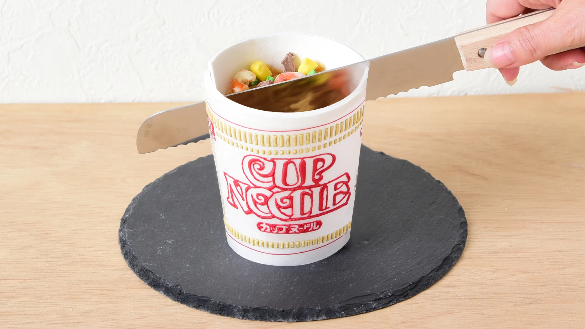 知り合いのケーキ屋さんに作ってもらったという、カップヌードルのケーキが話題！