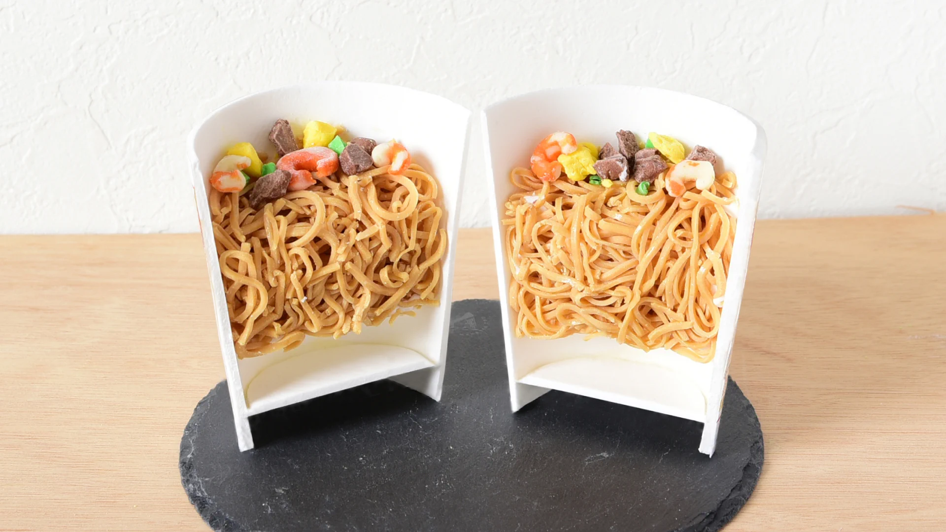 知り合いのケーキ屋さんに作ってもらったという、カップヌードルのケーキが話題！