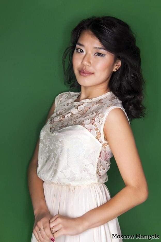 «Монголд байгаа миний аавд» шэйрлээрэй
Елена Винокурова гэдэг. Ээжийг минь Винокурова Дарья Романовна. Би хэзээ ч хараагүй аавыгаа хайж байна. Нэрийг нь Ганбат гэдэг. Аав ойролцоогоор 1965–1967 онд төрсөн хүн . Би одоо 27настай  moscowmongols@gmail.com