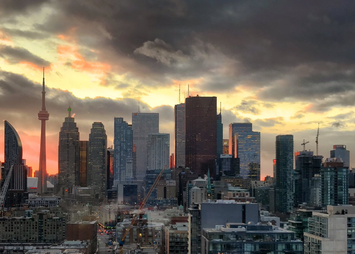 GlobeSunset's tweet photo. Happy New Year #Toronto! It’s a new decade #sunset! Unfortunately after 2020 this #GlobeSunset view might be partially blocked! </3    
Do you see the construction cranes? 
:( :( :( :( :( :( :( https://t.co/W5LM3YWn6D