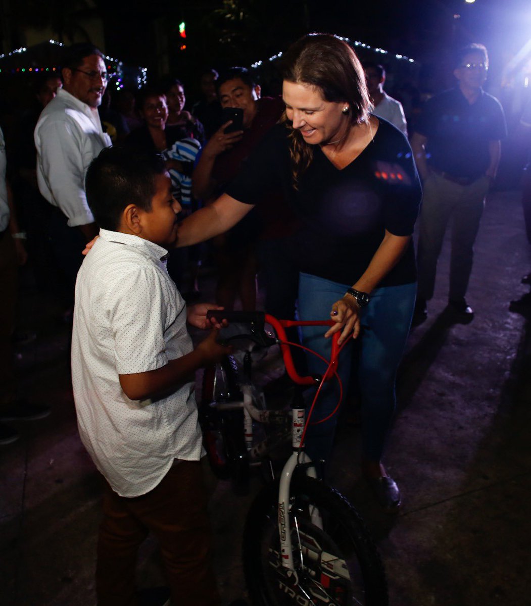 PedroJoaquin's tweet photo. Así se vivió el tradicional corte de rosca en #Cozumel, donde cientos de niñas y niños, acompañados de sus familias disfrutaron de una noche de muchas sorpresas y regalos 🎁🎊 ¡Feliz #DíaDeReyes a todos! 🤴🏻🤴🏽🤴🏿 https://t.co/tmy1cjxNuz