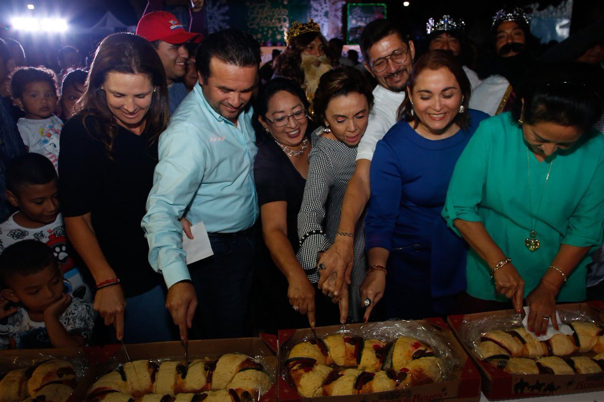 PedroJoaquin's tweet photo. Así se vivió el tradicional corte de rosca en #Cozumel, donde cientos de niñas y niños, acompañados de sus familias disfrutaron de una noche de muchas sorpresas y regalos 🎁🎊 ¡Feliz #DíaDeReyes a todos! 🤴🏻🤴🏽🤴🏿 https://t.co/tmy1cjxNuz