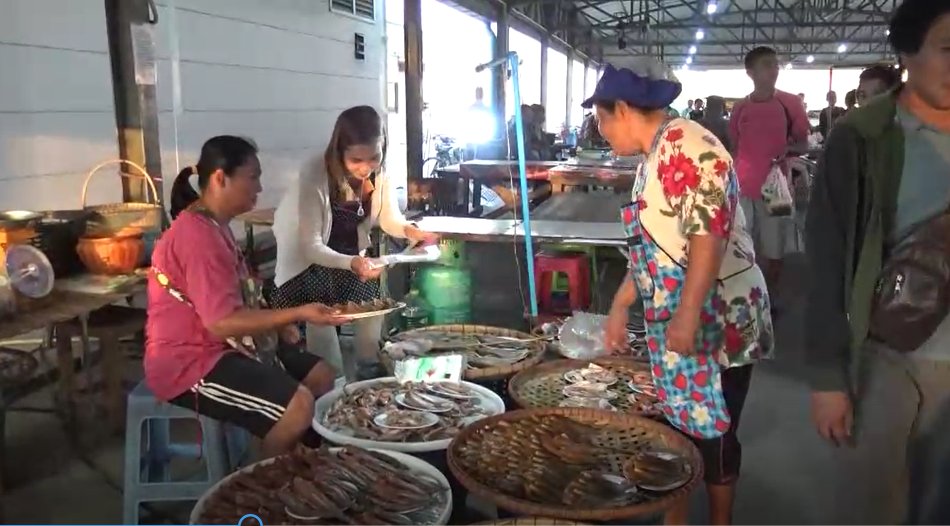 ctrmcot's tweet photo. แม่ค้าขายปลาในตลาดสดหนองแซง จ.สระบุรี  แจ้งความลงบันทึกประจำวันไว้ ที่ สภ. หนองแซง  ถูกมิจฉาชีพใช้แบงก์พันปลอมซื้อปลา ช่วงชุลมุนลูกค้าเยอะ  ฝากเตือนพ่อค้าแม่ค้า ดูสักนิดว่าถ้ารับแบงก์พันไม่ต้องรีบทอน ให้ตรวจสอบก่อน @TNAMCOT https://t.co/HEzmgGE0fA