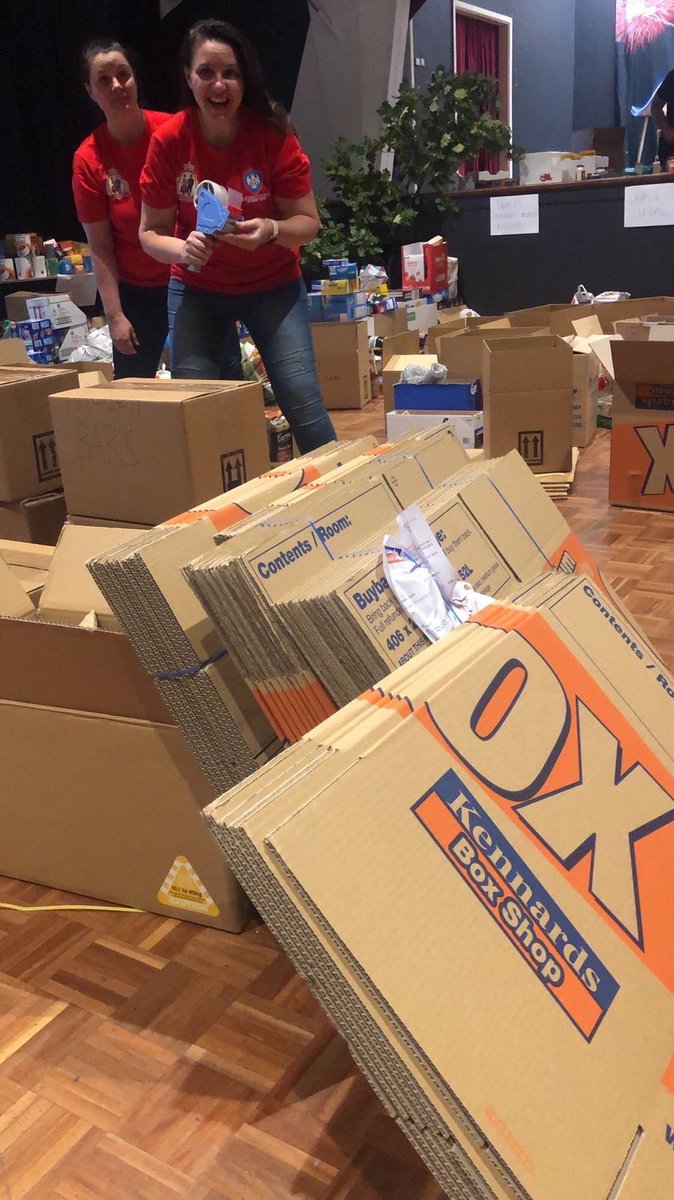 ozmo_sasa's tweet photo. Serbian community in Sydney rallying together at Bonnyrigg Sports Club to donate a truckload of much needed food and personal supplies for the victims of the Bushfires. A bushfire appeal fundraiser was also previously held a couple weeks ago raising $40,000. #bushfireaustralia https://t.co/iSlmeHPfK8