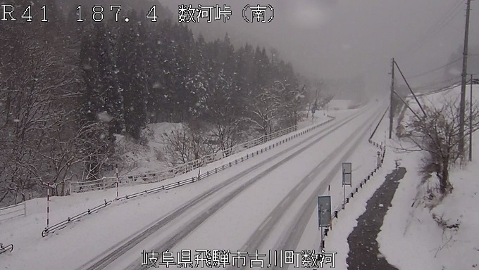 Twitter पर 国土交通省 高山国道事務所 飛騨地方の各地で雪が降りはじめています 雪はしだいに雨に変わる予測ですが 峠付近では夕方までに１０ｃｍ前後の降雪が見込まれています 積雪になる箇所もありますので 運転には十分ご注意ください