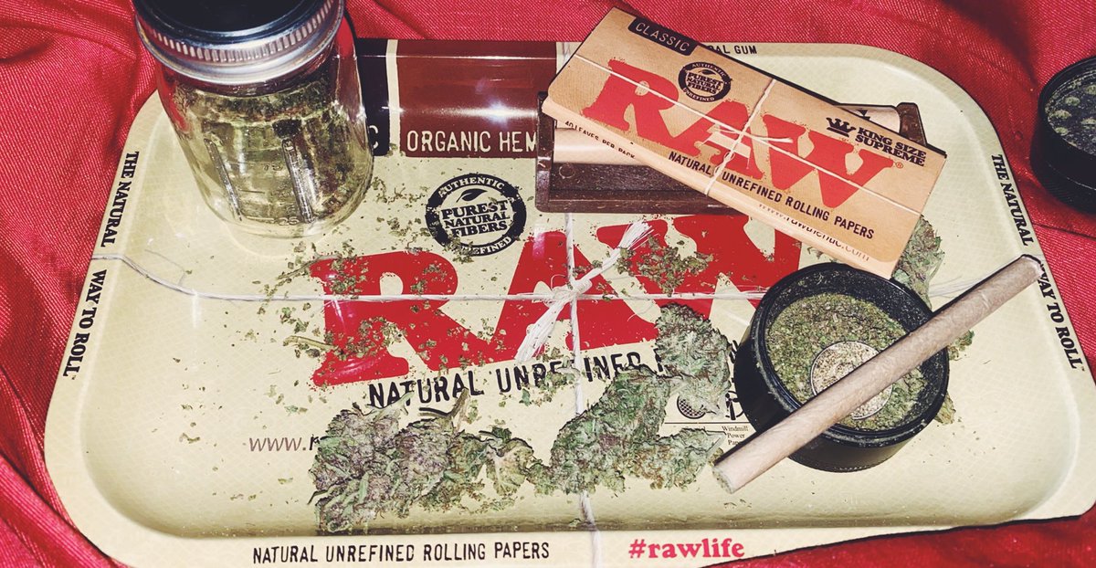 Samantha12Sue's tweet photo. thank you, @SaraKay99266970 #RawLife #Raw #RawPapers #KingSize #hemp #RollingTray #JointRoller #joint #j #doobie #weed #420 #lit #bud #green #grinder #smoke #lit #toke #BlazeItAndPraiseIt https://t.co/XdpaHizy8x