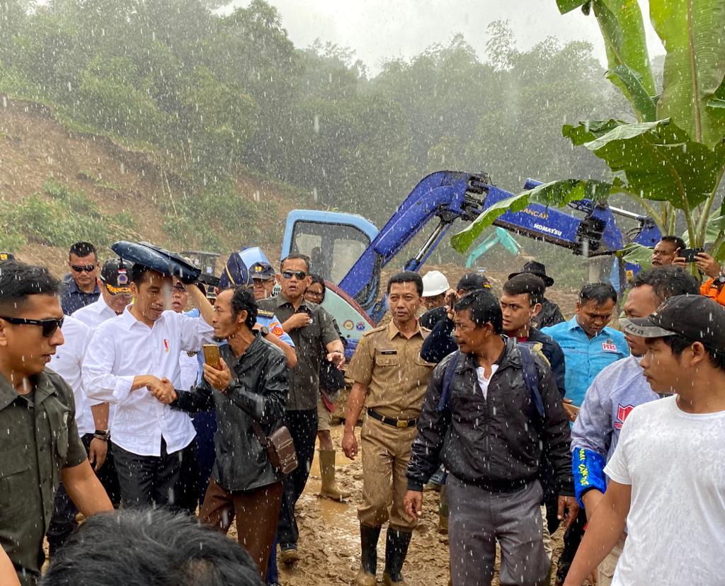 Featured image of post Foto Monyet Memakai Jas Hujan Benar saja hasil pencarian google untuk monyet pakai jas hujan adalah beberapa artikel terkait presiden jokowi