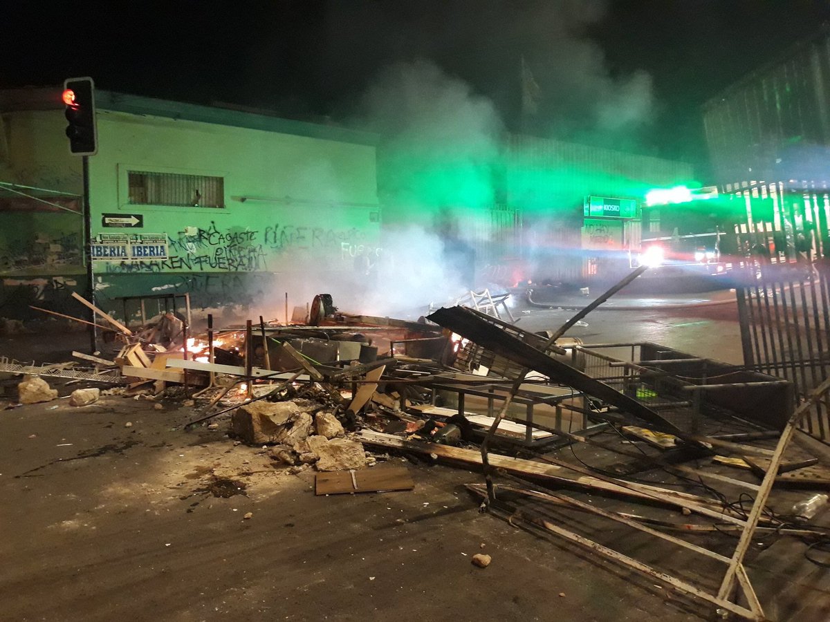 diarioafta's tweet photo. #EstoPasaEnAntofagasta | Se intensifican las protestas en el centro de #Antofagasta en zonas aledañas a establecimientos educacionales, poniendo en duda realización de la #PSU2020. Autoridades regionales no han entregado balance ni información oficial respecto a esta evaluación. https://t.co/S73mEIkdd0