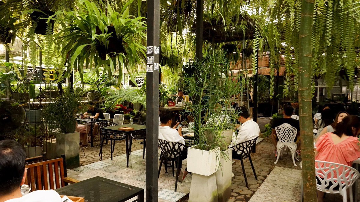 TogetherNp's tweet photo. ร้านหน้ามน หนมหวาน หลายๆ คนอาจเคยไปกันแล้ว เราเลยอยากแนะนำร้านนี้ #Tree33 ถ.ข้าวหลาม จ.ชลบุรี ไม่ไกลกันมาก ร้านคาเฟ่แนวมินิมอล มีเมนูให้เลือกเยอะมากก ของหวานก็เยอะ แถมเก๋ไก๋ในเรื่องของการตกแต่งด้วยนะ ส่วนกาแฟดีย์มาก กลมกล่อมจริง ร้านนี้เป็นแบบ Self-Sevice นะ @ReviewCafe_TH @aroii https://t.co/783OLQLmpe