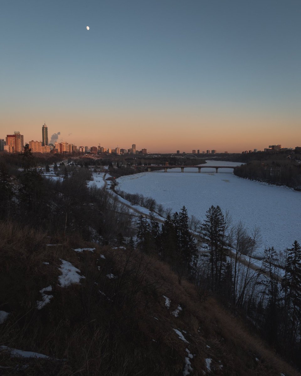 Not a bad end to the day with the moon shining over #yeg #exploreedmonton