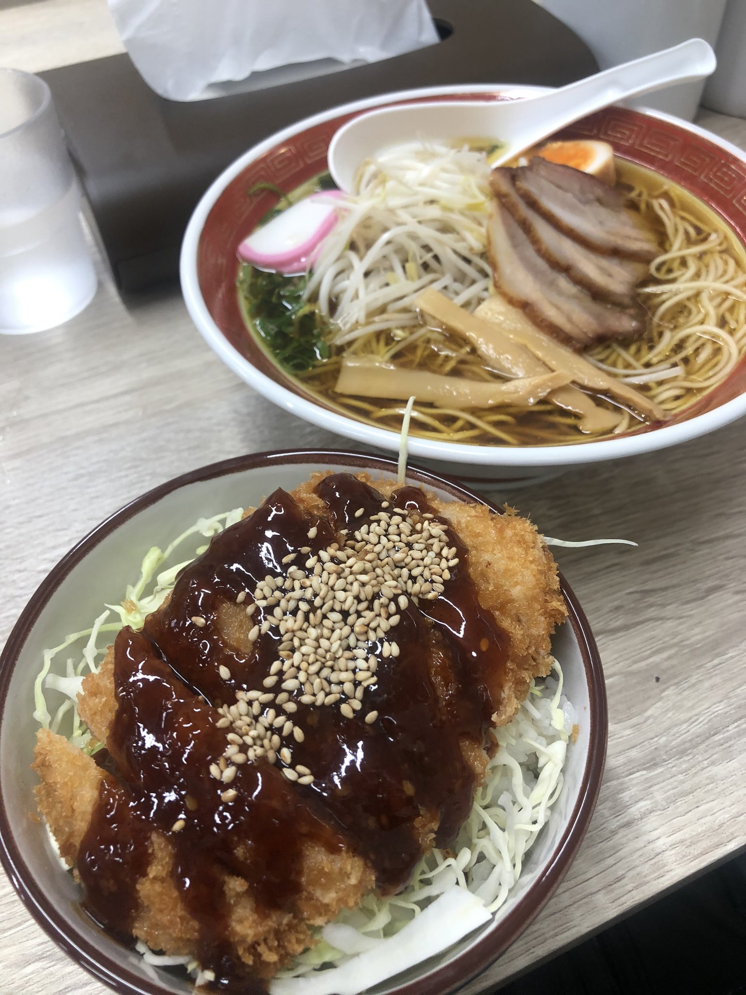R I0 岡山市 花ざかり ソースカツ丼とラーメン 小 ラーメン大盛り ガンプラを完成させ 仕事が始まるという憂鬱感から逃れため外へ 久しぶりにカレーラーメンと思ったら新メニューが いかん これは最強と最高の組み合わせ ソースカツ丼と鶏がら醤油の