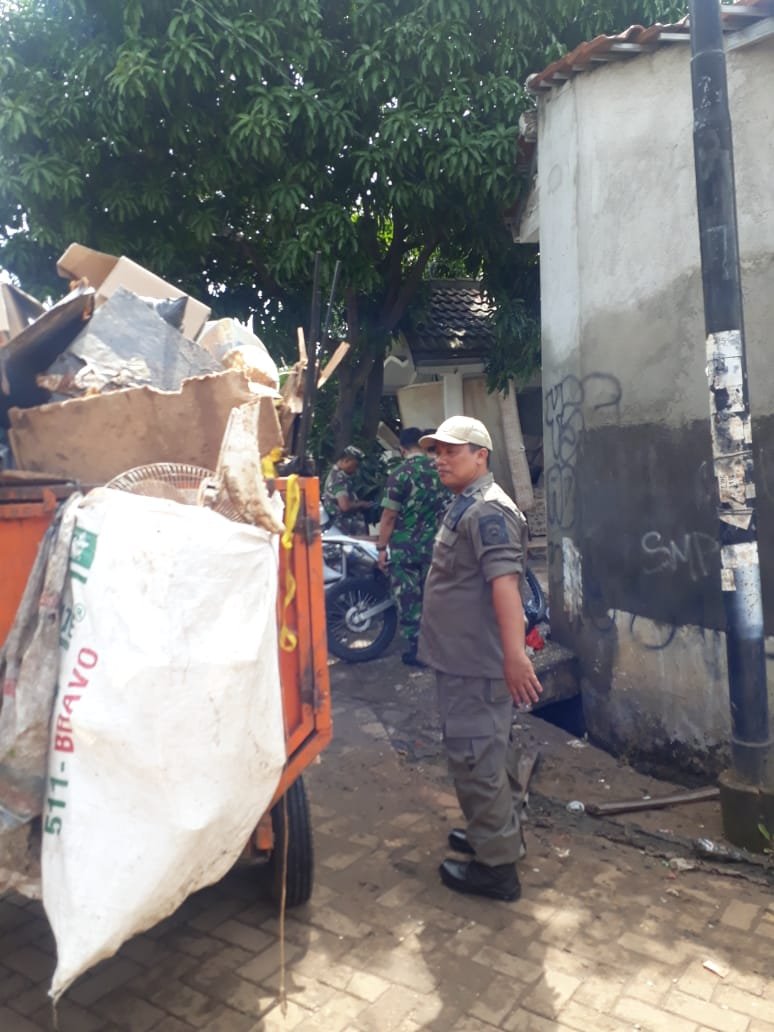 Tahap pembersihan pasca banjir bersama dinas Pupr Kota Tangerang di Wisma Tajur, Ciledug <a href="/Kota_Tangerang/">KOTA TANGERANG</a> #TangerangLive #TangerangAYO