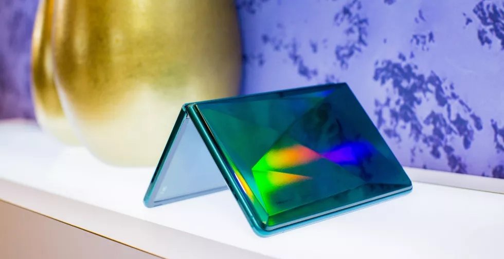 GadgetsFlix's tweet photo. TCL's first foldable phone showcased at #CES
β’7.2-inch flexible OLED display
β’Prism color design on rear
β’Quad rear cameras
#TCL #TCLPLex #CES2020 #TCLCES https://t.co/VUmOXrdvz3