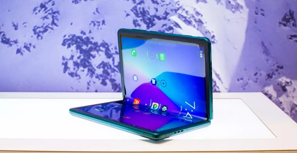 GadgetsFlix's tweet photo. TCL's first foldable phone showcased at #CES
β’7.2-inch flexible OLED display
β’Prism color design on rear
β’Quad rear cameras
#TCL #TCLPLex #CES2020 #TCLCES https://t.co/VUmOXrdvz3